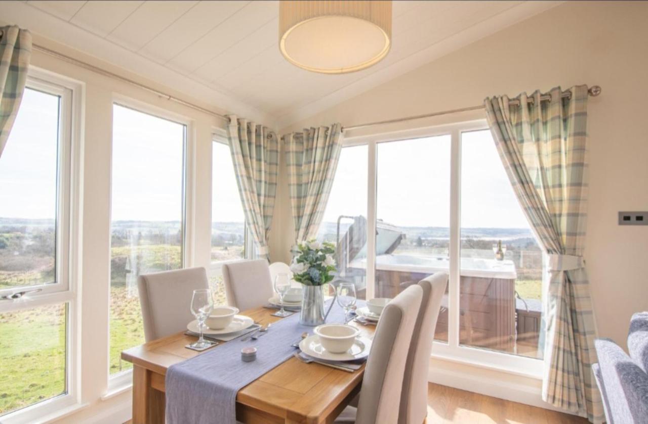 Luxury Family Beechwood Lodge With Hot Tub Lochwinnoch Exteriör bild