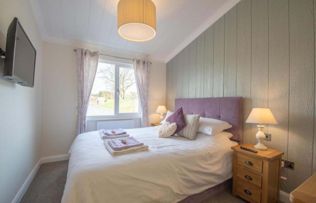 Luxury Family Beechwood Lodge With Hot Tub Lochwinnoch Exteriör bild