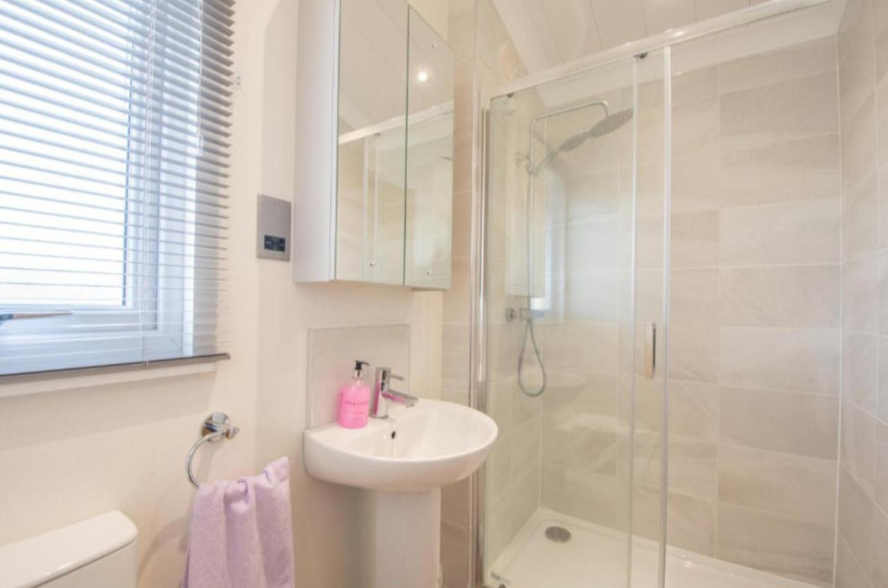 Luxury Family Beechwood Lodge With Hot Tub Lochwinnoch Exteriör bild