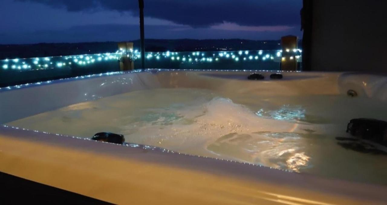 Luxury Family Beechwood Lodge With Hot Tub Lochwinnoch Exteriör bild