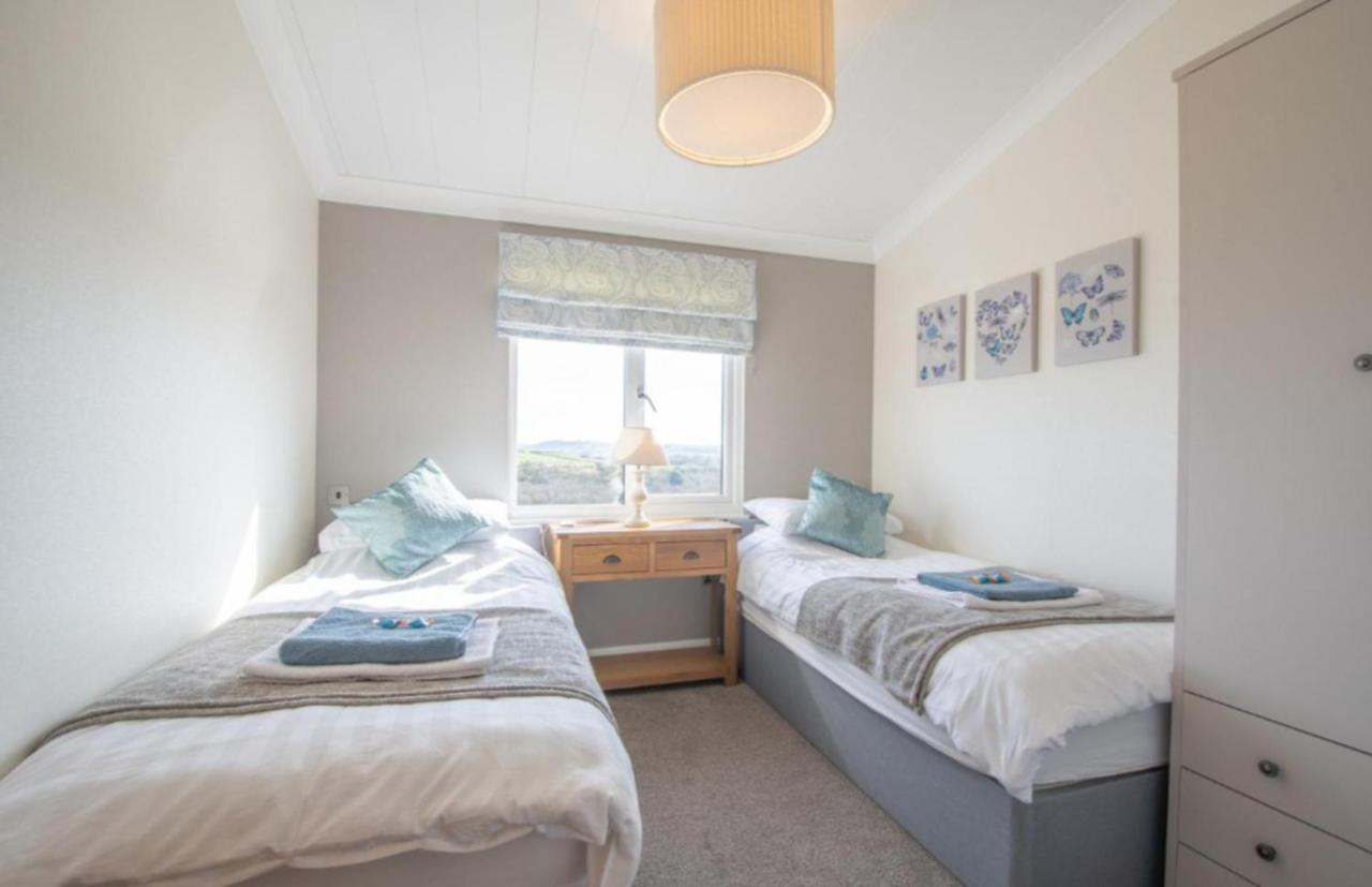 Luxury Family Beechwood Lodge With Hot Tub Lochwinnoch Exteriör bild